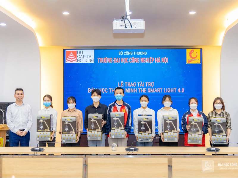 Video ảnh: DUCAPITAL Holding trao tặng đèn học thông minh cho sinh viên Đại học Công nghiệp Hà Nội
