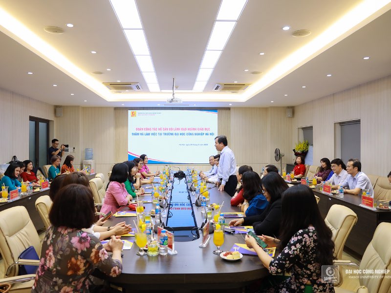 Video ảnh: Đoàn nữ cán bộ lãnh đạo ngành Giáo dục thăm và làm việc tại Trường Đại học Công nghiệp Hà Nội