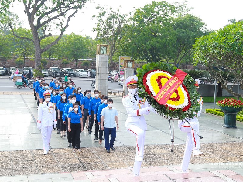 Video ảnh: Đoàn đại biểu thanh niên Trường Đại học Công nghiệp Hà Nội báo công dâng Bác