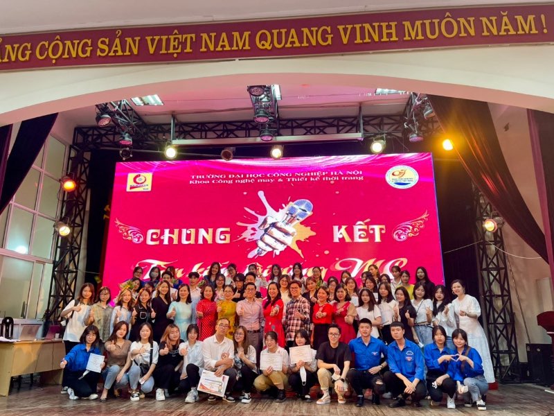 Video ảnh: Khoa CNM&TKTT tổ chức đêm chung kết cuộc thi “Tìm kiếm tài năng MC - Master of ceremonies 2022”