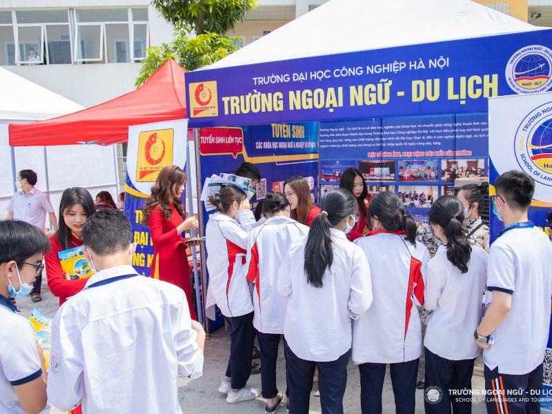 Video ảnh: Ngày hội tư vấn hướng nghiệp tại Trường Trung học phổ thông Xuân Phương