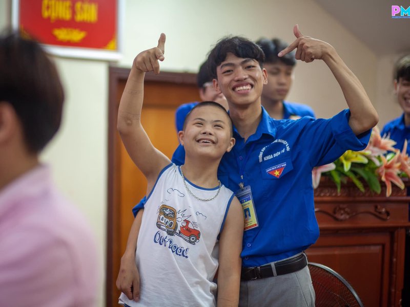 Video ảnh: Đội thanh niên tình nguyện khoa Điện tử chương trình "Nụ cười trẻ thơ" tại Làng trẻ Hữu Nghị