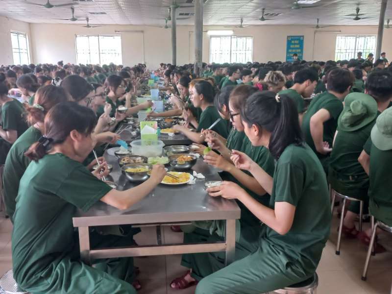 Video ảnh: Bữa ăn chiến sĩ tại Trung tâm GDQP&AN
