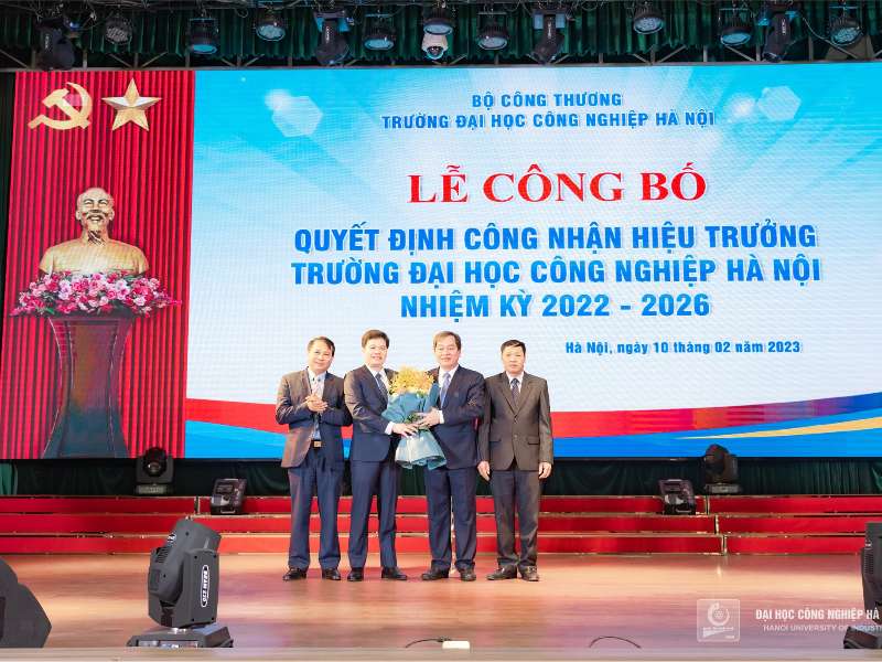 Khoảnh khắc tri ân PGS.TS. Trần Đức Quý tại Lễ công bố QĐ công nhận Hiệu trưởng Trường ĐHCNHN, nhiệm kỳ 2022 - 2026