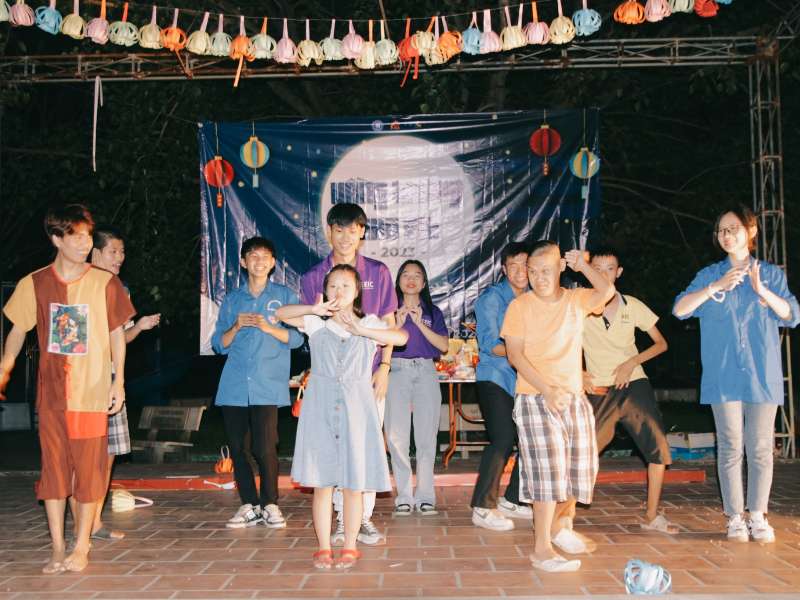 LCĐ LCH khoa QLKD tổ chức chương trình "Vầng trăng cho em" tại Làng trẻ Hữu Nghị Việt Nam