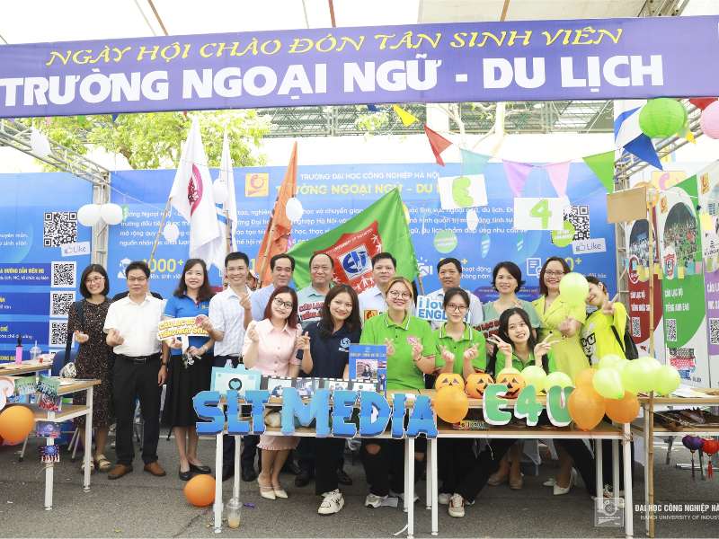 Trường NN-DL chào đón tân sinh viên đại học K18 tại Hà Nội