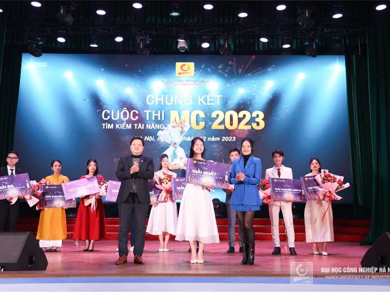 Nữ sinh khoa Kế toán - Kiểm toán đạt Giải Nhất đêm Chung kết cuộc thi Tìm kiếm tài năng MC - HaUI 2023