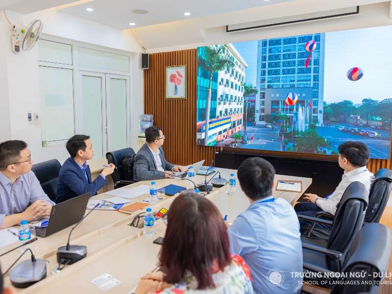 Công ty TNHH Công nghệ thông minh YOTOO, Hồng Kông đến tham quan và làm việc tại Trường Đại học Công nghiệp Hà Nội