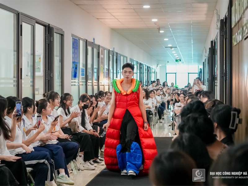 Mãn nhãn với "show" thời trang tốt nghiệp của sinh viên Khoa Công nghệ May và Thiết kế thời trang