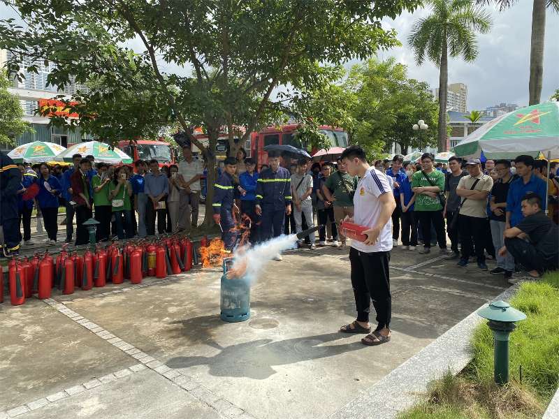 Trung tâm Hỗ trợ Sinh viên: Sinh viên Đại học Công nghiệp Hà Nội trải nghiệm hoạt động phòng cháy chữa cháy, cứu nạn cứu hộ