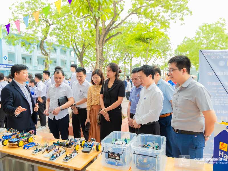 Trường Cơ khí - Ô tô, Đại học Công nghiệp Hà Nội ươm mầm tài năng khoa học công nghệ từ giáo dục STEM