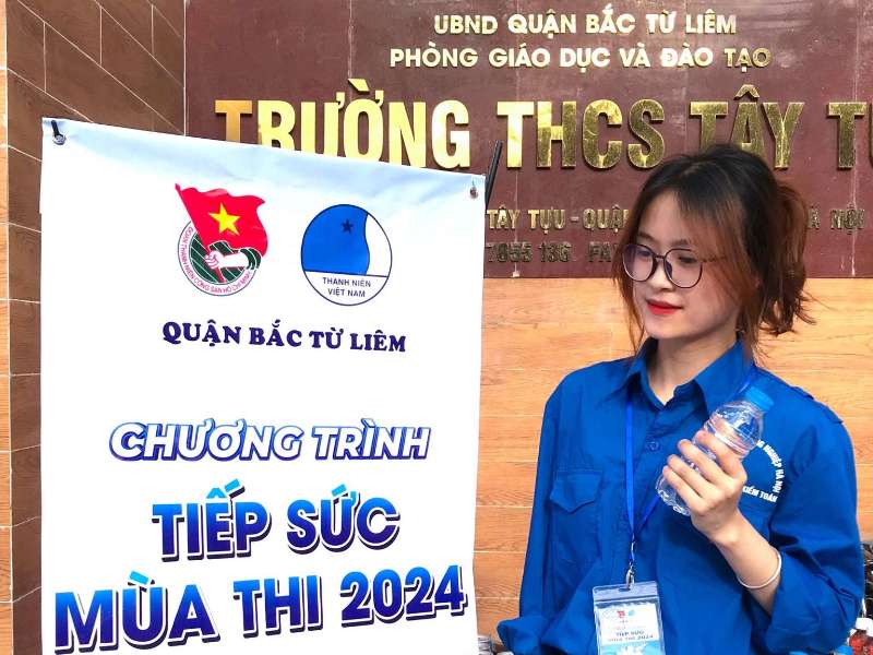 Đoàn - Hội HaUI: Tiếp sức mùa thi và những nụ cười rạng rỡ