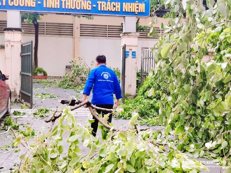 SMAE: Đội thanh niên tình nguyện Trường Cơ khí – Ô tô tích cực hỗ trợ khắc phục hậu quả bão số 3 tại Đại học Công nghiệp Hà Nội