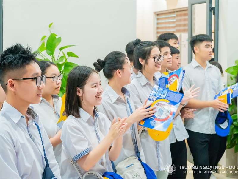 SLT: Học sinh THPT Nguyễn Sỹ Sách hào hứng tham quan không gian học tập tại Trường Ngoại ngữ - Du lịch