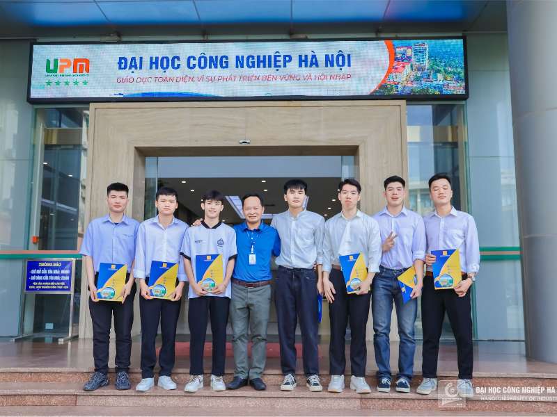 Trường Đại học Công nghiệp Hà Nội giao nhiệm vụ cho 20 sinh viên tốt nghiệp đại học đi đào tạo Sỹ quan dự bị