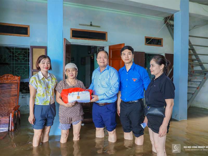 Trường Đại học Công nghiệp Hà Nội hỗ trợ nhân dân bị ảnh hưởng của bão lũ trên địa bàn xã Phù Vân, Thành phố Phủ Lý, tỉnh Hà Nam