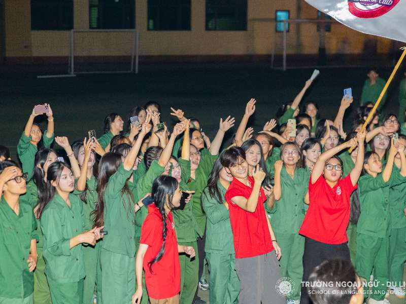 Sắc xanh tân sinh viên Trường Ngoại ngữ - Du lịch cháy hết mình tại chương trình “Ngọn lửa xanh” năm 2024