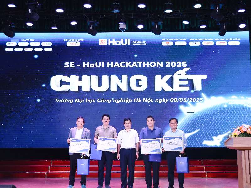SE HaUI Hackathon 2025 - Đêm chung kết bùng nổ sáng tạo, kết tinh trí tuệ trẻ Việt