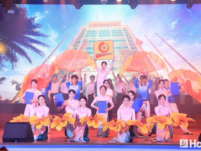 Cảm xúc sinh viên tốt nghiệp Trường Ngoại ngữ - Du lịch