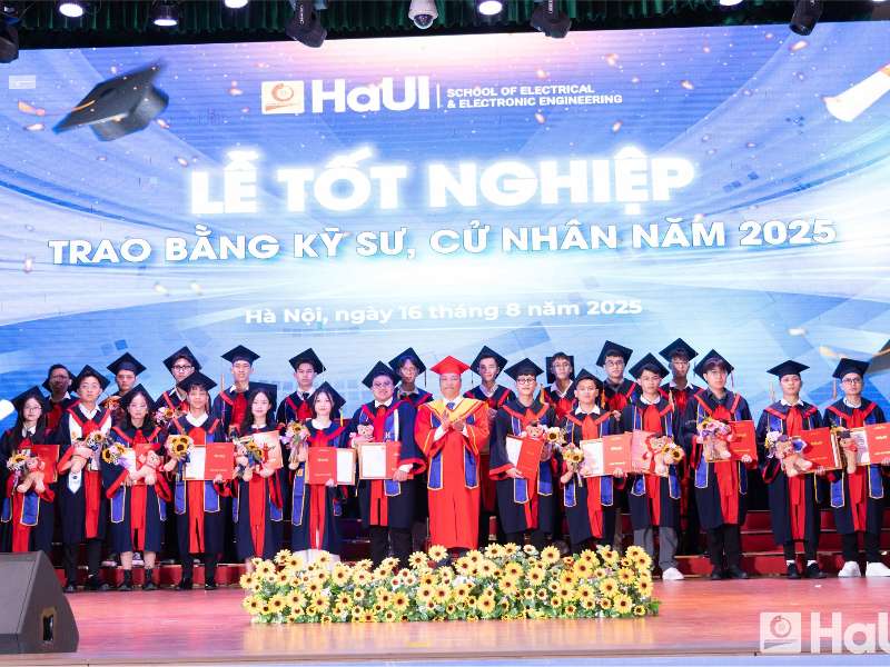 Trường Điện - Điện tử tổ chức Lễ tốt nghiệp năm 2025