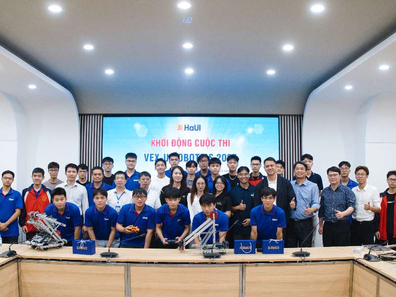 Khởi động Cuộc thi VEX-U Robotics 2025