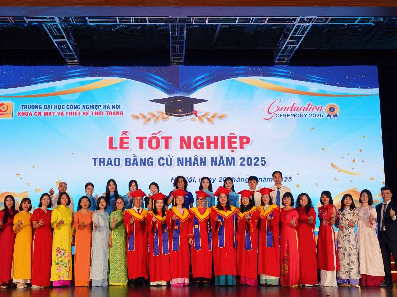 Khoa Công nghệ May và Thiết kế thời trang Tổ chức Lễ Tốt nghiệp và trao bằng Cử nhân năm 2025