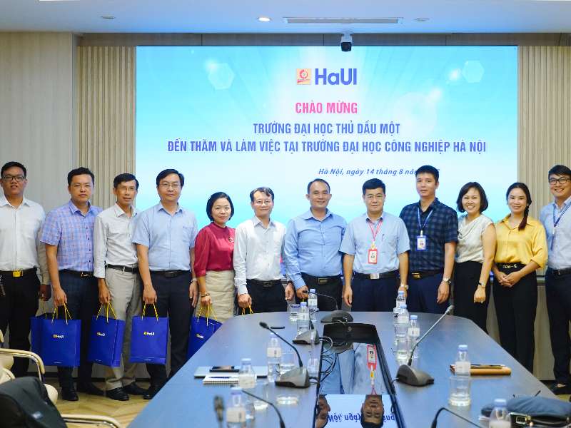 Tiếp đoàn công tác Trường Đại học Thủ Dầu Một