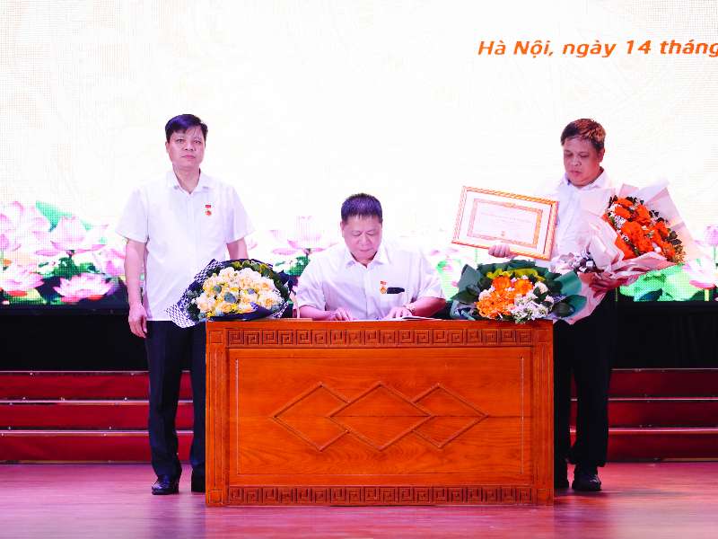 Hội nghị sơ kết công tác xây dựng Đảng 6 tháng đầu năm 2025 và triển khai nhiẹ~̣̂c thi chính luận về bảo vệ nền tảng, tư tưởng của Đảng lần thứ Năm, năm 2025