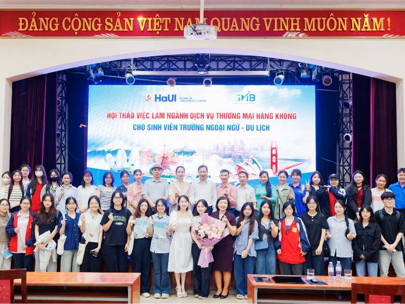 Hội thảo việc làm ngành Dịch vụ thương mại hàng không cho sinh viên trường Ngoại ngữ - Du lịch