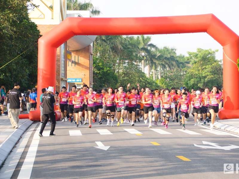 Giải chạy “Hỗ trợ sinh viên có hoàn cảnh khó khăn” Trường Điện - Điện tử năm 2025