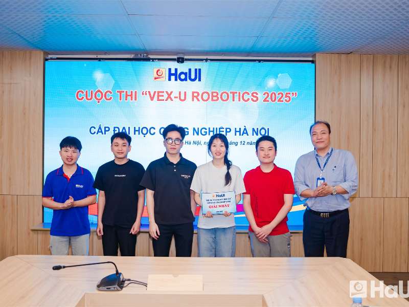 Đội tuyển SMAE3 vô địch VEX-U ROBOTIC 2025 cấp trường