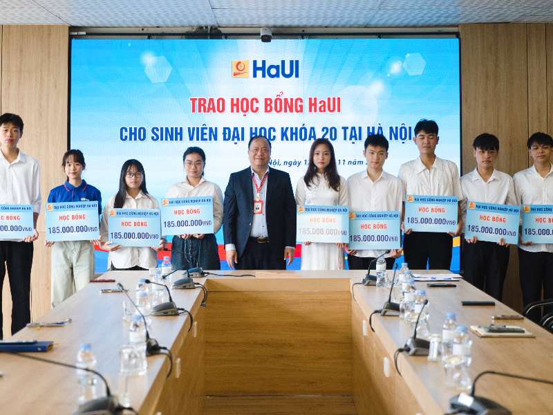 Trao học bổng HaUl cho sinh viên đại học khóa 20 tại Hà Nội