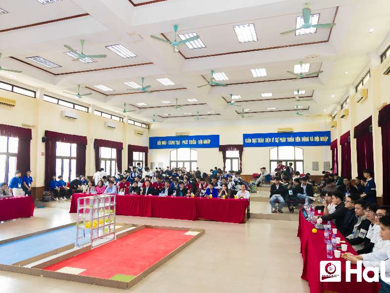 Tổ chức thăm quan và thi robot mini cho học sinh THPT