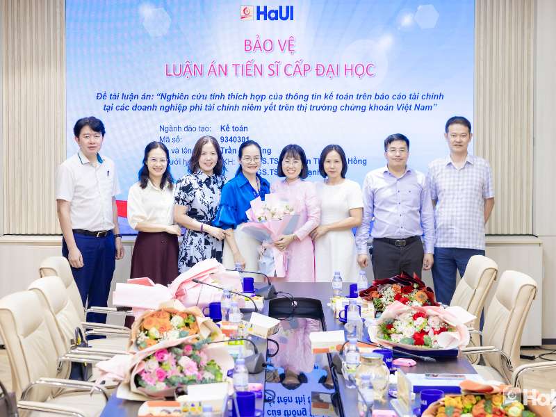 Tổ chức đánh giá luận án Tiến sĩ cấp Đại học cho nghiên cứu sinh Trần Thị Hằng - Ngành Kế toán