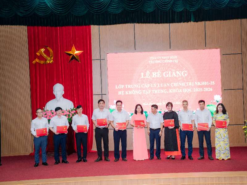 Lễ tốt nghiệp lớp Trung cấp lý luận chính trị hệ không tập trung NKH01-25
