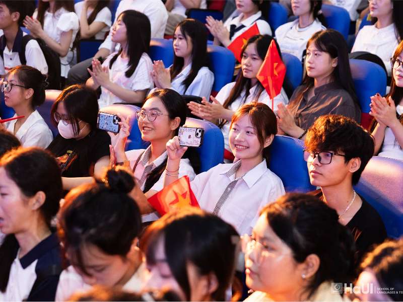 Phỏng vấn ngày nhập học: Tân sinh viên Khoa Công nghệ May và Thiết kế Thời trang