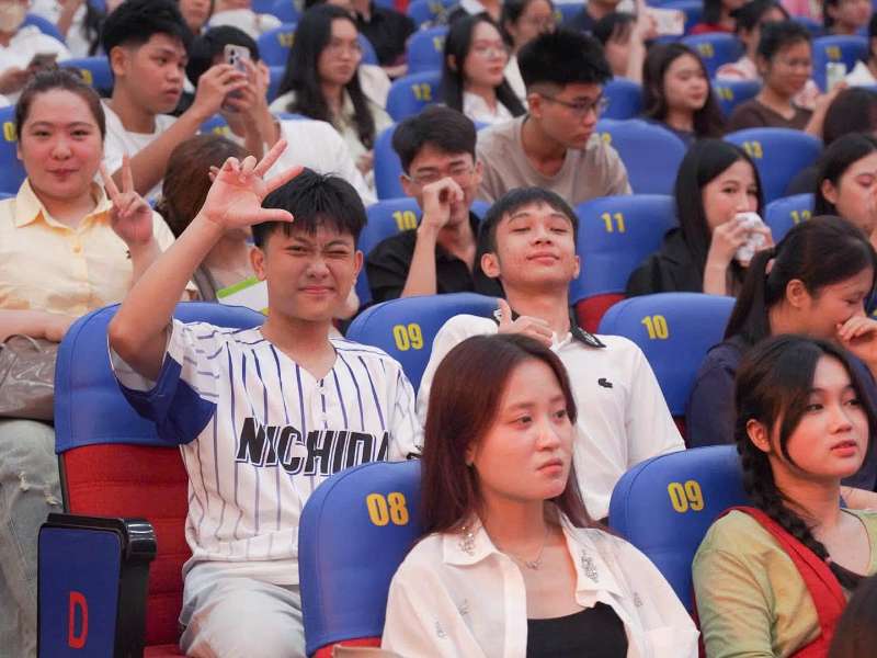 Phỏng vấn ngày nhập học: Tân sinh viên Trường Ngoại ngữ - Du lịch